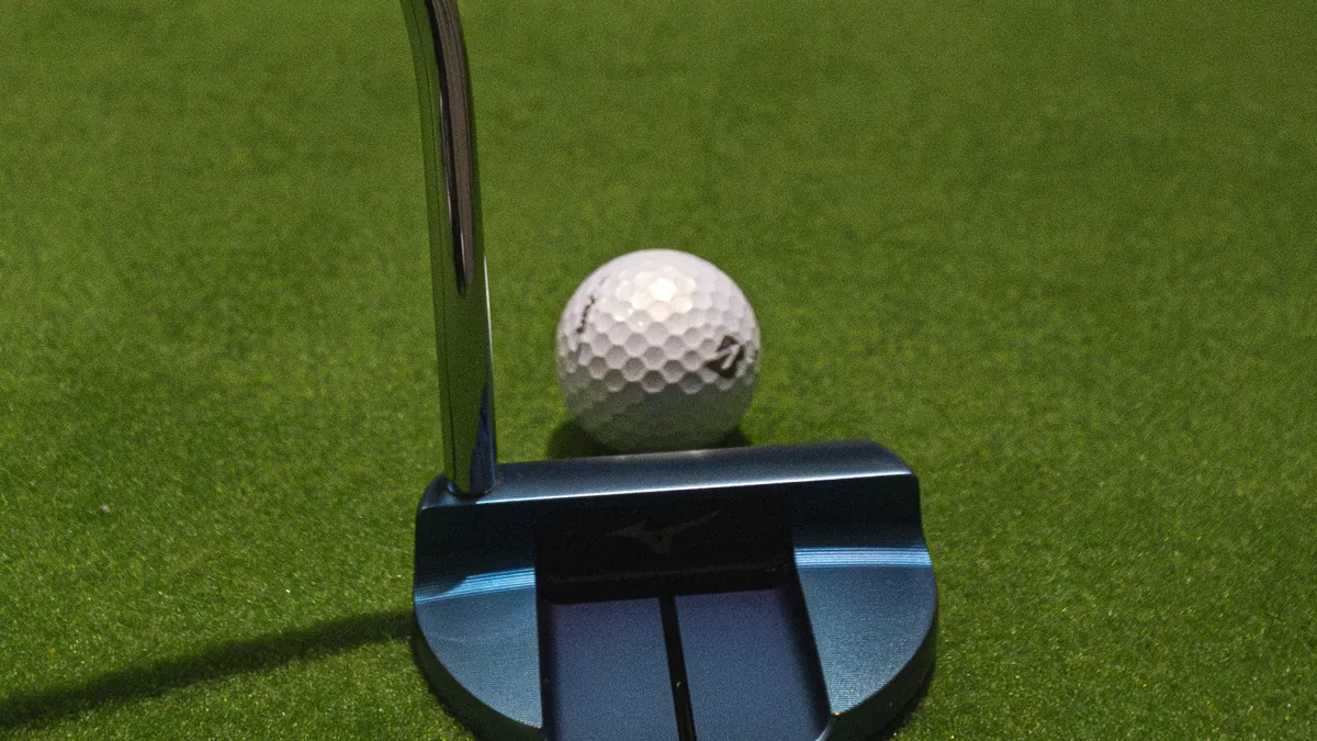 T-One Golf Studioの人工芝でパターを構えた様子 パターヘッドとボールのアップ