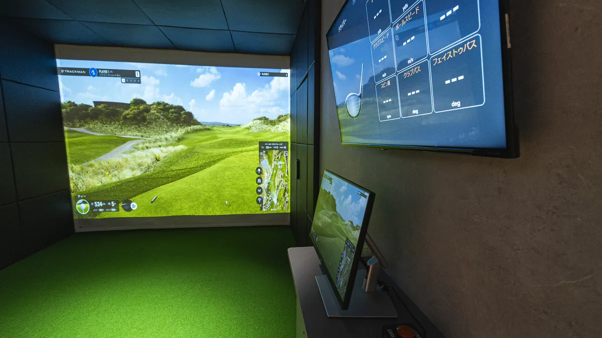 T-One Golf Studioのスクリーンとデータ表示用のモニター