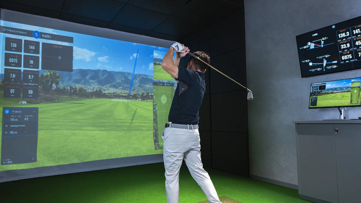 T-One Golf StudioでTrackMan iOのデータを表示しながらスイングするゴルファー