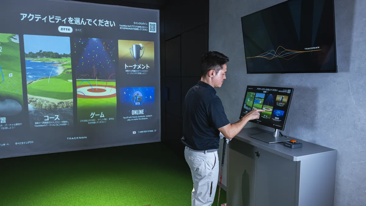 T-One Golf StudioでTrackManのタッチパネルを操作して練習モードを選ぶ様子