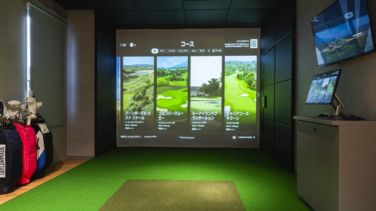 T-One Golf Studioの打席 スクリーンにTrackManのコース選択画面が映っている
