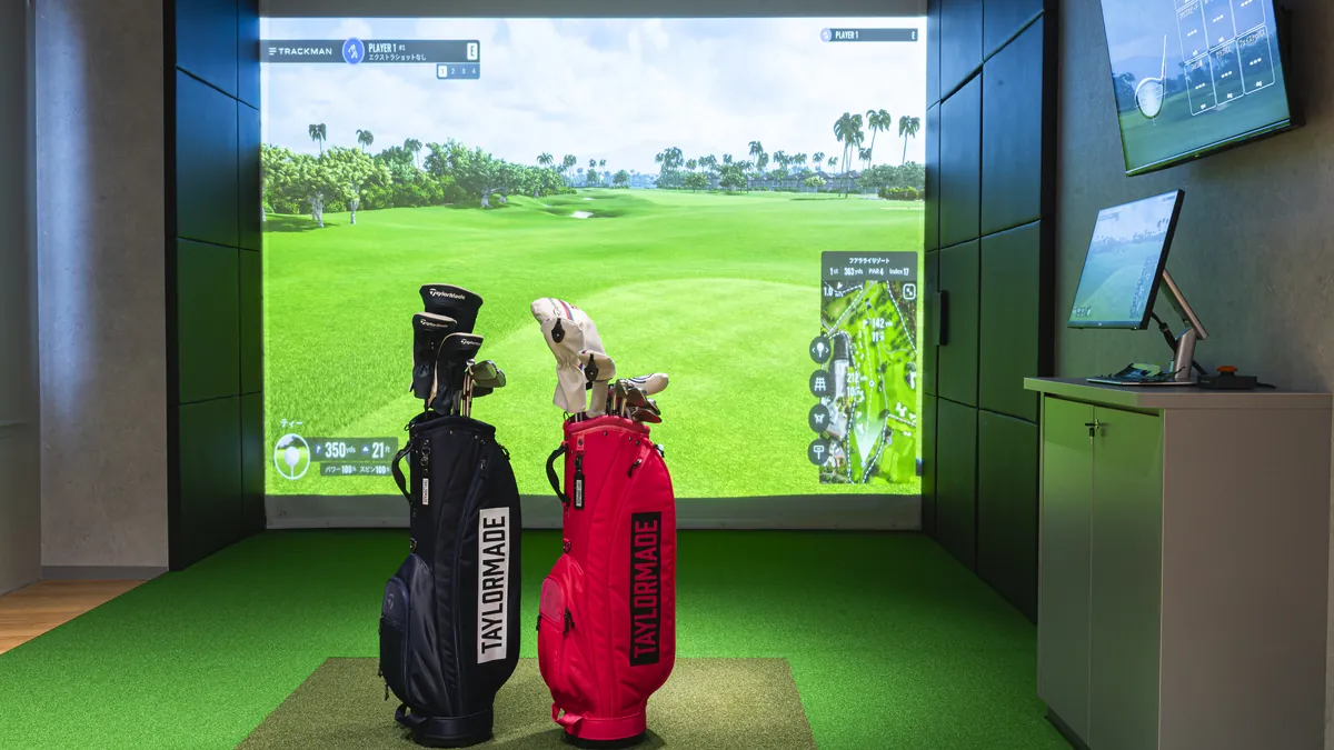T-One Golf Studioの打席 TrackManのスクリーンとレンタル用のキャディバッグ