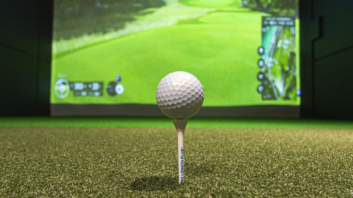 T-One Golf Studioの打席 ティーに乗ったゴルフボールとTrackMan iOのスクリーン