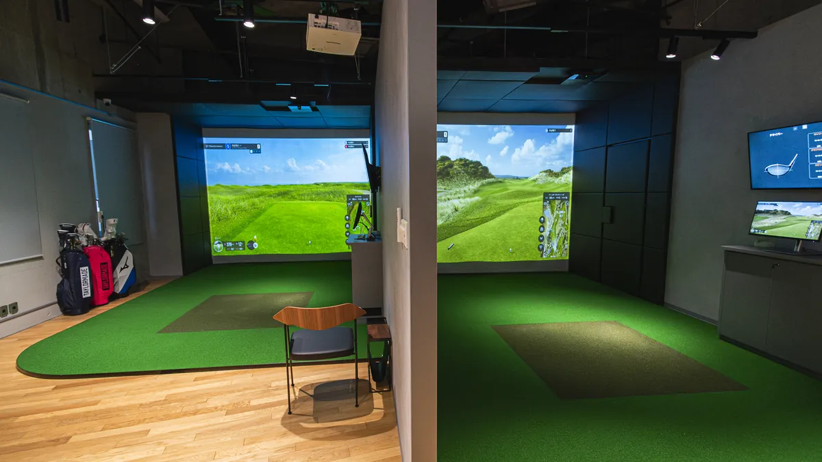 T-One Golf Studioの2つの打席 どちらもTrackMan iOのスクリーンを備えた半個室