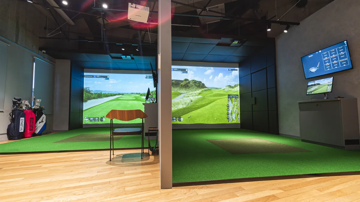 T-One Golf Studioの半個室の打席と休憩用のいす