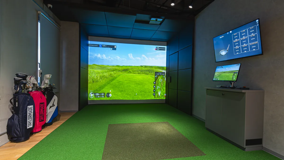 T-One Golf Studioの打席 スクリーンに映るフェアウェイとTrackManのデータ画面