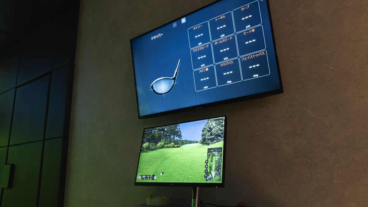 T-One Golf Studioの打席の横にあるTrackManのデータ表示用モニター
