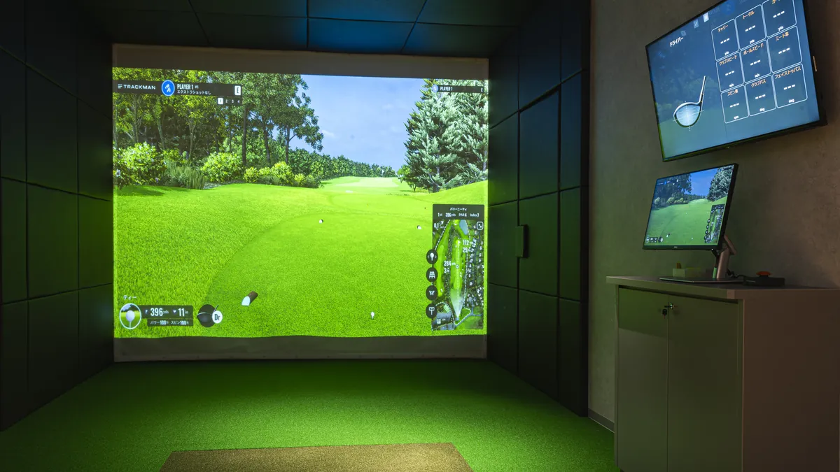 T-One Golf StudioのTrackMan iOを備えた打席 スクリーンとデータ表示用モニター