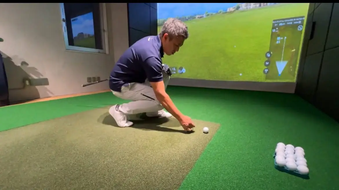 ティの高さを調整して、ラウンドに最適な練習をするゴルファー