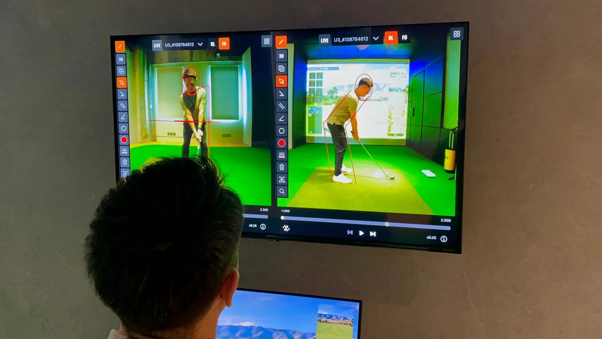 門前仲町駅近くの江東区インドアゴルフ練習場で、高性能リプレイカメラを使用してスイングをコマ送りで確認するゴルファー