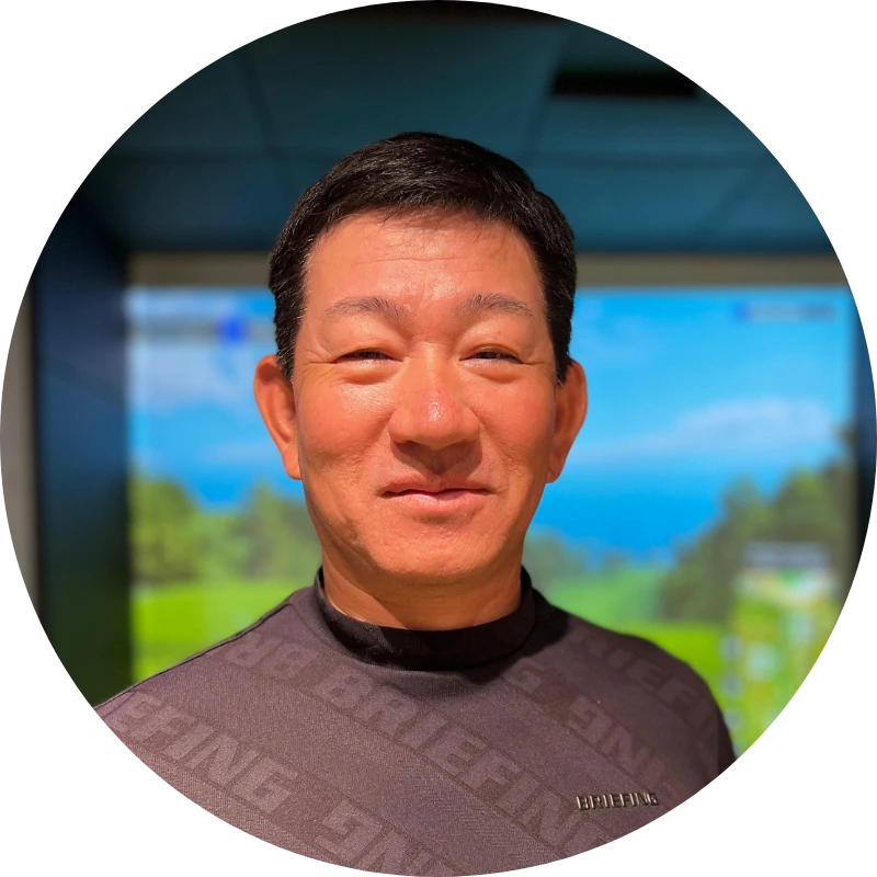 T-Oneゴルフスタジオ提携ティーチングプロ 深沢プロ ゴルフ場での笑顔のポートレート ゴルフレッスン